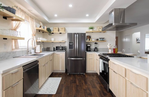 Hawthorne House | Private - Gated - Yard, Fire Pit, LAX, SoFi, Beach - Minutes to World Cup