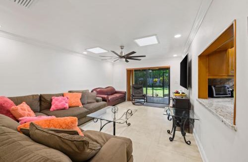 South Miami House | Private Queen Room Steps from University of Miami and Free Parking