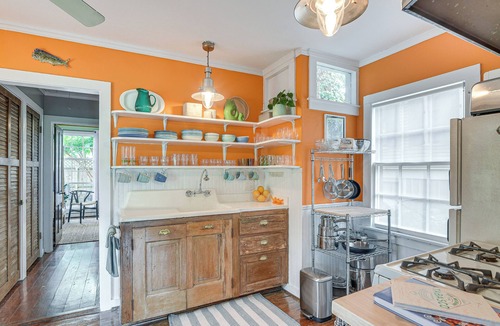 San Jacinto Cottage | Private Spa & Seawall: Dog-friendly Galveston Gem