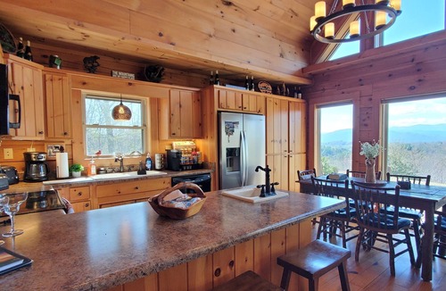 Marion Cabin | Private STUNNING MTN VIEWS LogCabin Jetted Tub EV Charger WIFI 15 min-Lake James