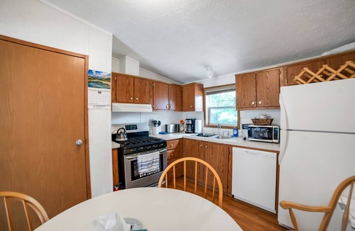 Oscoda House | Quaint Cabin: Beach Days & Bonfire Nights – The Ultimate Summer Escape! No Central A/C