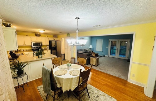 Brunswick House | Quiet Location convenient to I-95 & Beach Causeways!
