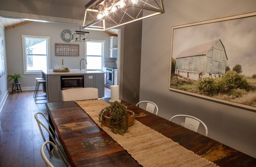 Eatonton House | RARE FIND – Beautifully decorated 4B/4.5B Lakefront Getaway! Centrally located