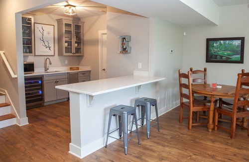 Eatonton House | RARE FIND – Beautifully decorated 4B/4.5B Lakefront Getaway! Centrally located