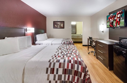 Commerce Hotel | Red Roof Inn & Suites Commerce - Athens