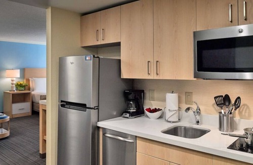 Gwinnett Place House | Relax and Unwind! 3 Relaxing units w/ Kitchen and Swimming Pool Access