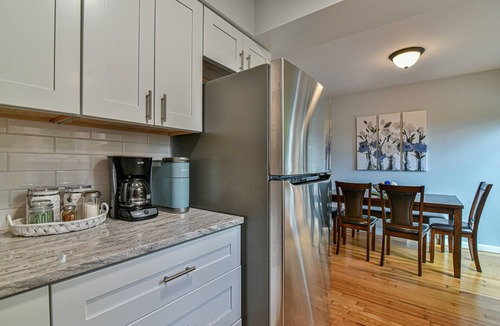 Weaverville House | Remodeled Home 10 min to Downtown Asheville/Weaverville/Fireplace/Gas Fire Pit