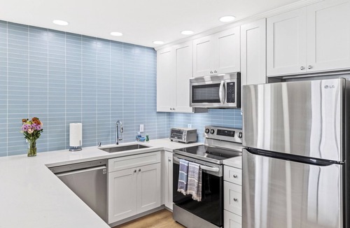 Kapaa Condo | RENOVATED 10/21! Corner Oceanview Condo w/AC!
