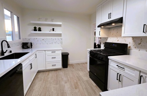 Beverly Hills Apartment | Renovated Three Bedroom Near Cedars Sinai and Beverly Hills With Parking