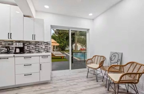 Pompano Beach Villa | Resort Villa Modern Pool Outdoor Dining