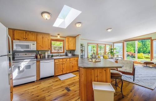 Gold Bar House | Riverfront Paradise w/Hot Tub-Little River House