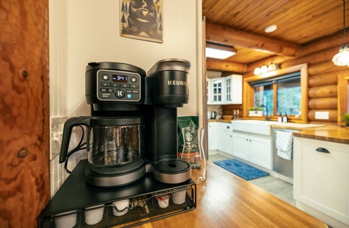 Verlot Cabin | Riverfront retreat with sauna & hot tub 3B2Ba