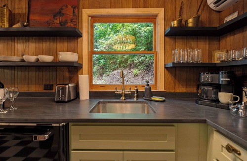 Asheville Cabin | Romantic Asheville Log Cabin w/Hot Tub & Gym