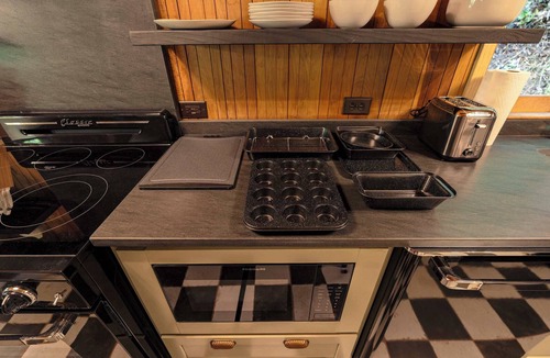 Asheville Cabin | Romantic Asheville Log Cabin w/Hot Tub & Gym