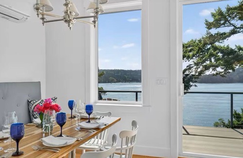 Anacortes Cabin | Romantic Deception Pass Waterfront Cabin with Deck Over Water