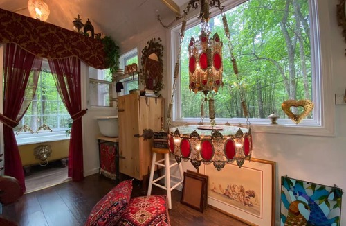 Eatonton Cabin | Romantic Tiny House for Two w/Clawfoot Tub Near Lake Oconee