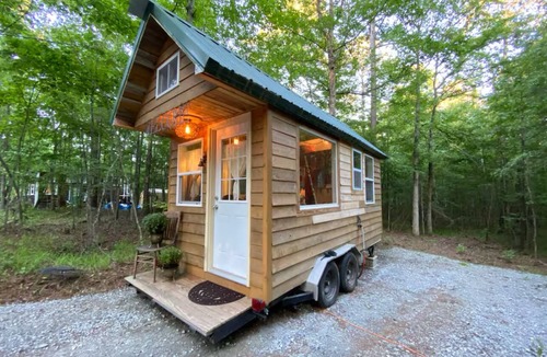 Eatonton Cabin | Romantic Tiny House for Two w/Clawfoot Tub Near Lake Oconee