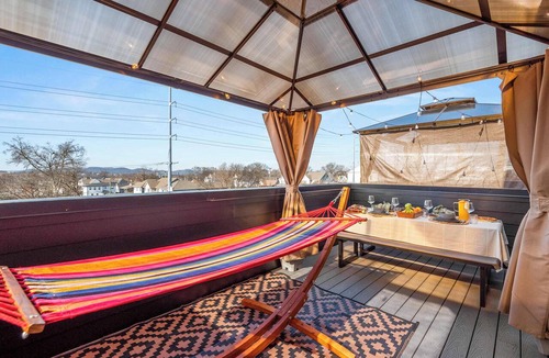 The Nations Apartment | Rooftop Deck Studio | Walk to The Nations