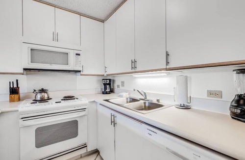 Kihei Condo | Roomy West Maui Suite w/Cool Tile Floors, WiFi, Full Kitchen–Kamaole Sands 3205