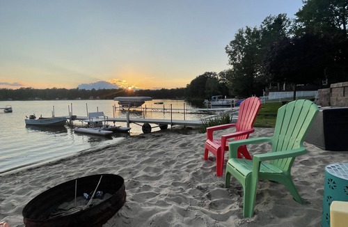 Gladwin House | Sandy beach front LAke House