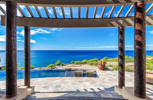 Kamuela House | "Sea World" at Your Feet + Casual Elegance + Absolute Privacy = Whales Play