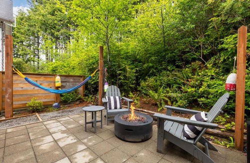 Seabrook House | Seabrook 2-Bdrm with Hot Tub, AC, Pet Friendly