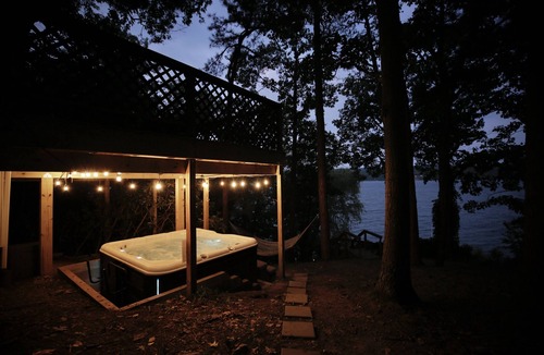 Valois House | Seneca Lake Waterfront Cottage with Hot Tub on FLX Wine Trail