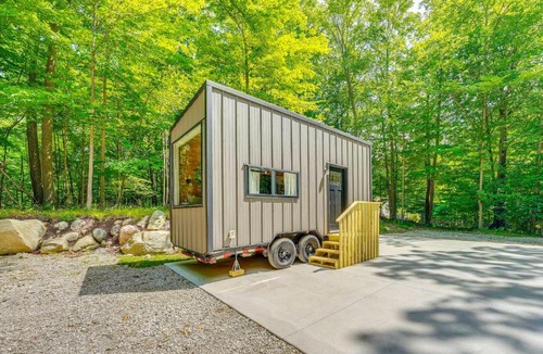 Mount Pleasant Apartment | Serene Couple's Escape w/Fire Pit in Mt Pleasant