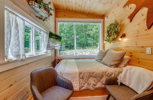 Mount Pleasant Apartment | Serene Couple's Escape w/Fire Pit in Mt Pleasant