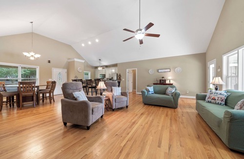 Eatonton House | Serenity Outlook - 5bedrooms, Sleeps 12, Kayaks, Games, Firepit + MORE!