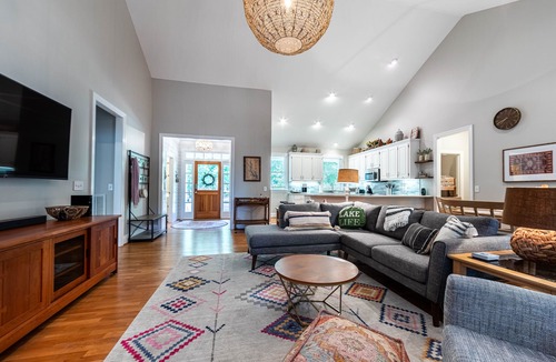 Eatonton House | Sharing good vibes in this 3 BR 2 1/2 Bath Cottage