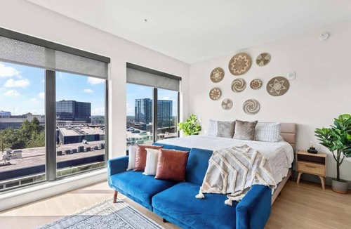 Home Park Apartment | Skyline View Serene Oasis