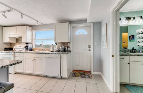 Ormond-by-the-Sea Apartment | Sleeps 8/Ocean views/Private Deck/Beach Gear/Steps to Ocean/Trailer Parking