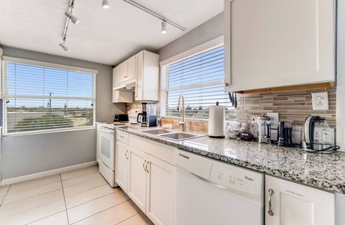 Ormond-by-the-Sea Apartment | Sleeps 8/Ocean views/Private Deck/Beach Gear/Steps to Ocean/Trailer Parking