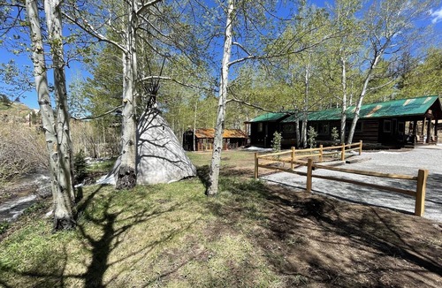 Allenspark Cabin | Sleepy Hollow Retreat with Hot Tub + Barrel Sauna