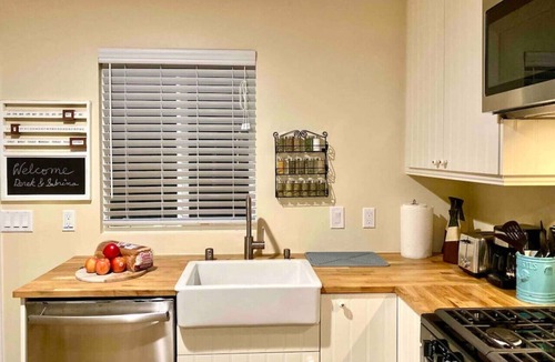 North Central House | SoCal Daze, a Cozy Bungalow + Parking, Patio, BBQ