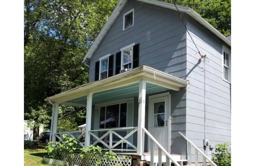 Catskill House | Soothing getaway farmhouse in Leeds near Hudson, Grace’s cafe, the creek, HITS.