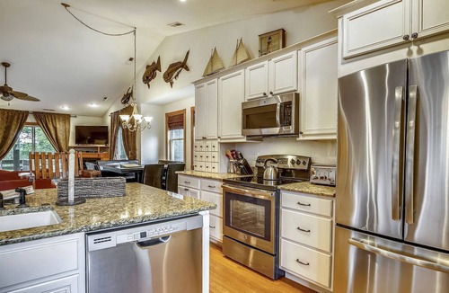 Sea Acres House | SOUNDSIDE: Private pool, Hot Tub, Billiards Room, Pets, Elevator. Walk into town!