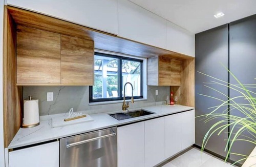 Cutler Bay House | South Miami Gem Mini Golf, Pool table & Pool BBQ