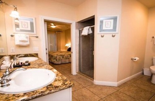 Bradenton Beach Hotel | Spacious 2BR condo. Perfect for family gatherings