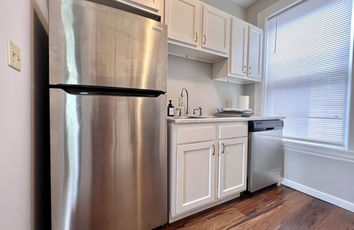 Shaw Apartment | Spacious 3 Bedroom Sleeps 5 - Walk to Botanical Garden - Long Term Pet Friendly