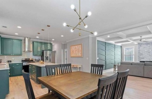 West End House | Spacious 4 br 3 ba! Minutes to Benz stadium, airport, downtown, and AU Center.