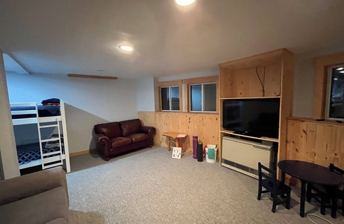 Carrabassett Valley House | Spacious 4-bedroom house w/Hot Tub near Sugarloaf with AC, WiFi, bonus room