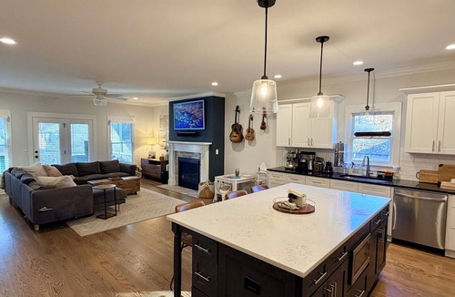 Westview House | Spacious 5-Bedroom Home in the heart of Atlanta; Near MBS Stadium, Beltline