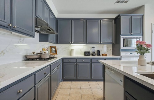 Fontana House | Spacious 6-bedroom house in peaceful Fontana with AC