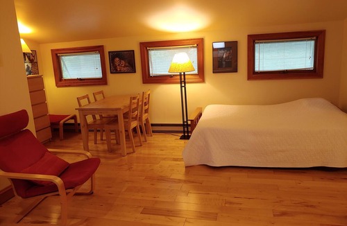 Hamilton Apartment | Spacious and comfy, king bed, double futon sofa, kitchen, near Colgate, 7 Oaks