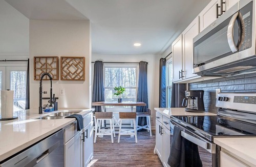 Woodstock House | Spacious Honeybee 3BR Home with Deck - Near Downtown!