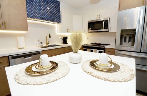 Survey Creek House | Spacious Luxury Oasis Getaway w/pool 15 mins from beach