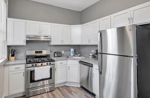 Shaw House | Spacious Unit in Shaw Neighborhood - 2 blocks to park Sleeps 12