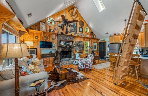 Mentone Cabin | Spectacular Mountain Top cabin Amazing Views Large Balcony With Low Rates